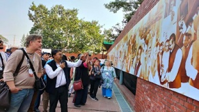 টুঙ্গিপাড়ায় বঙ্গবন্ধু শেখ মুজিব মহাজীবনের পটচিত্র প্রদর্শনী