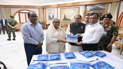 প্রধানমন্ত্রীর নিকট ‘বিএফডিসি রেডি টু কুক ফিশ’ ও মিল্কিং মেশিন