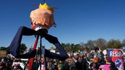 যুক্তরাষ্ট্রে ট্রাম্পবিরোধী ‘নো কিংস’ বিক্ষোভে লাখো মানুষ যুক্তরাষ্ট্রে ট্রাম্পবিরোধী ‘নো কিংস’ বিক্ষোভে লাখো মানুষ