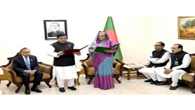 লালমনিরহাট জেলা পরিষদের চেয়ারম্যানকে শপথবাক্য পাঠ করালেন