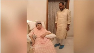 খালেদা জিয়াকে আমন্ত্রণপত্র পৌঁছে দিলেন টুকু