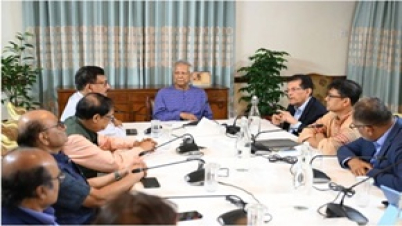 মার্কিন শুল্ক ইস্যু নিয়ে জরুরি বৈঠক করছেন প্রধান উপদেষ্টা