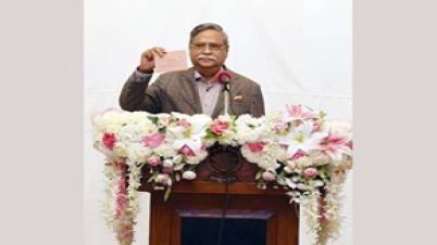 রাষ্ট্রপতি পোস্টাল ব্যালটের মাধ্যমে ভোট দিলেন