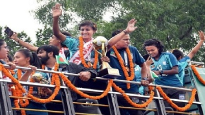 ঢাকায় বীরোচিত সংবর্ধনা পেল সাফ জয়ী নারী ফুটবল দল