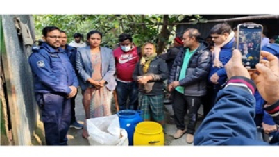 বেড়ায় নকল দুধ তৈরি কারখানায় মোবাইল কোর্টে অভিযানে ২ লাখ জরিমানা