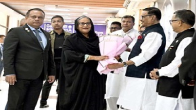 প্রধানমন্ত্রী দেশে ফিরেছেন প্রধানমন্ত্রী দেশে ফিরেছেন