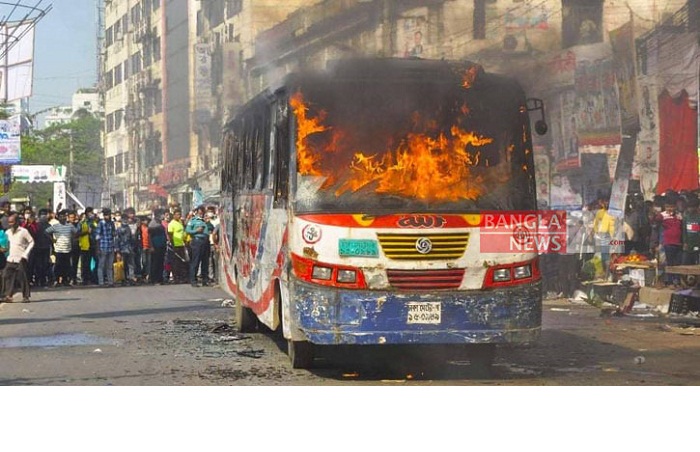 রাজধানীতে দুর্বৃত্তের আগুনে পুড়লো ৭ বাস রাজধানীতে দুর্বৃত্তের আগুনে পুড়লো ৭ বাস